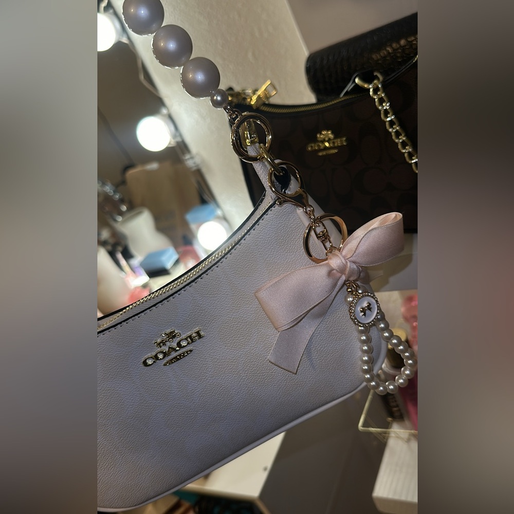 White shoulder bag comes with extra strap